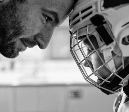 Jeune hockeyeur après une partie